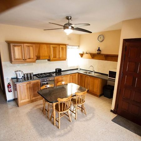 Apartment 5 Mins Away From The Beach. セント・ポールズ・ベイ エクステリア 写真
