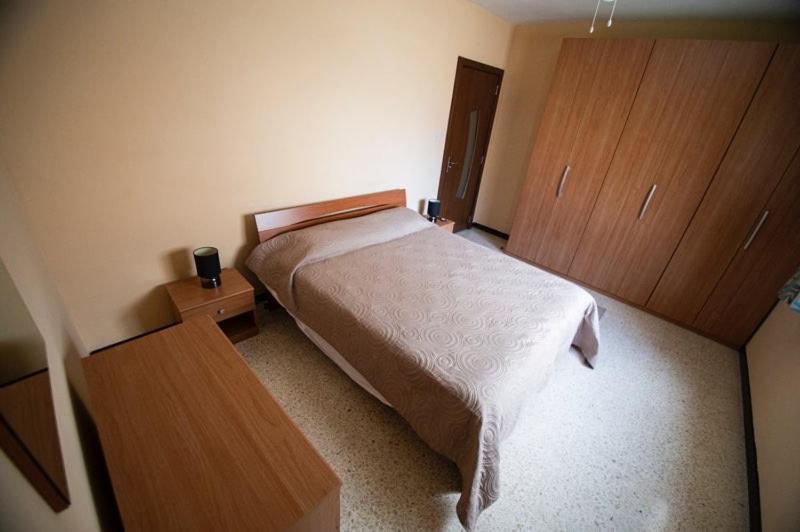 Apartment 5 Mins Away From The Beach. セント・ポールズ・ベイ エクステリア 写真