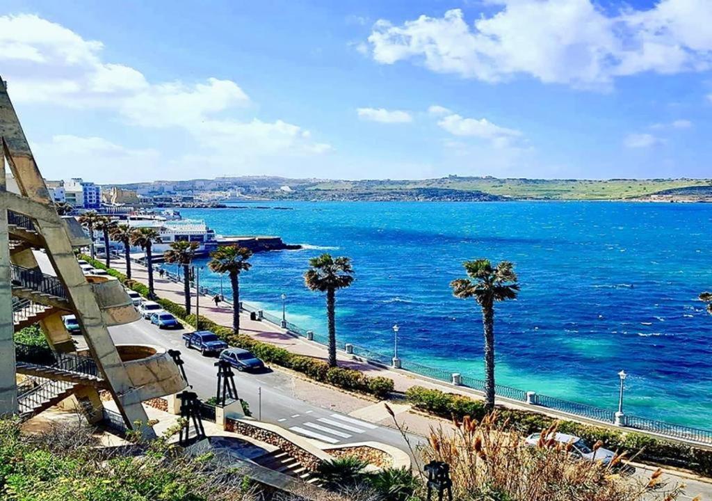 Apartment 5 Mins Away From The Beach. セント・ポールズ・ベイ エクステリア 写真